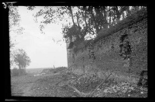 Vermutlich Eaucourt l'Abbaye (=Warlencourt-Eaucourt, Dep. Pas-de-Calais, Frankreich): "Umfassungsmauer" mit Einschlagslöchern