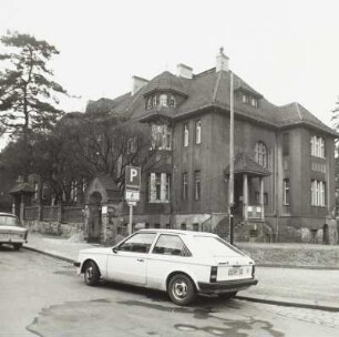 Dresden-Räcknitz, Weißbachstraße 2, 4, 6. Wohnhäuser (um 1913). Straßenansicht mit Hauseingang und Torbau