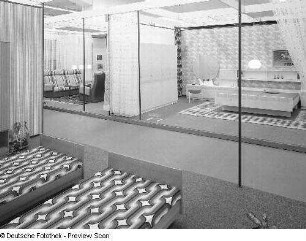 Ausstellungskojen des VEB Möbelkombinat Zeulenroda-Triebes mit Wohn- und Schlafzimmermöbeln