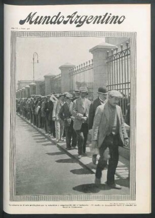 La miseria en el país privilegiado por la naturaleza y empobrecido por el latifundio. - El desfile de desocupados hacia el comedor del Hotel de Inmigrantes [Fotografía]