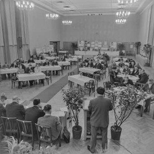 Sitzung Wetro : Wetro. VEB Schamottewerk, Kultursaal. Parteiaktivisten des Kreises Bautzen tagen anlässlich des VII. Parteitages