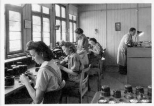 Werkstattraum, Arbeiterinnen bei Montagearbeiten : Dresden. Stadtwerke/Wasserwirtschaft. Werkstattraum, Arbeiterinnen bei Montagearbeiten. Aus: Bildmappe "Anläßlich des 30jährigen Dienstjubiläums gewidmet von den Arbeitskollegen der Wasserabgabe"; Dresden 1. April 1949