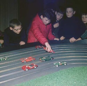 Minimobile-Rennen. Kinder beim Spiel mit der Rennbahn