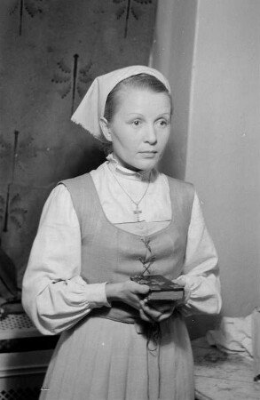 Szenenbilder aus der Tragödie "Faust. Der Tragödie erster Teil" von Johann Wolfgang von Goethe am Deutschen Theater Berlin : Soloaufnahme von Käthe Braun als Gretchen