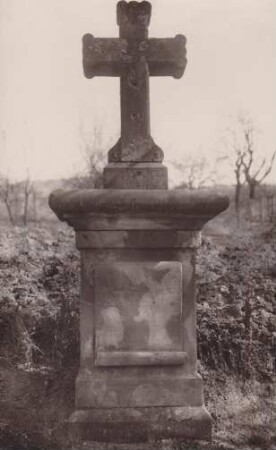 Friedhofsweg, Kruzifix, Sandstein 1914,