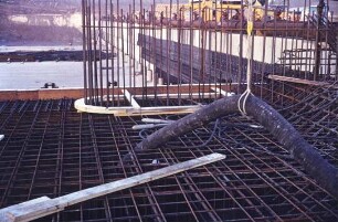 Bau des Wehrs der Staustufe Iffezheim/Rhein