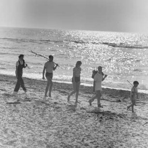 Gruppe läuft am Strand entlang