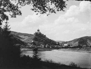 Flusslauf : Blick entlang einer Kehre der Mosel zur Burg Cochem