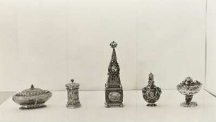 Grünes Gewölbe, Vitrinenansicht: goldene und edelsteinverzierte kleine Gefäße