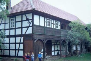 ehemalige Scheune des Pfarrhofs, restauriert; mit Arkadengang unter dem Laubengang