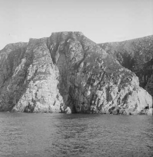Norwegen. Steilküste an einem Fjord