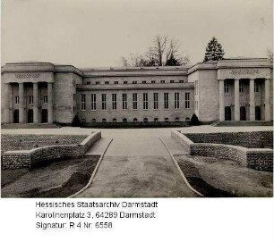 Bad Nauheim, Kerckhoff-Institut / symetrische Aussenansicht des William G. Kerckhoff-Instituts mit Zufahrtsweg