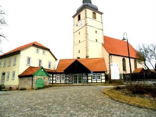 Ansicht von Nordosten mit Kirche (Kirchturm ehemaliger Bergfried 12 Jhd - im 15 Jhd verändert und erhöht) sowie neuzeitlichen Gebäuden in Übersicht