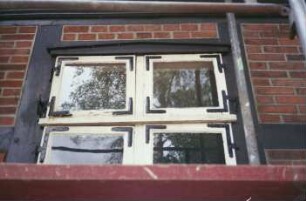 Am Mühlenteich 3: ehemalige Wassermühle: Detailaufnahme: Fenster: davor Gerüst