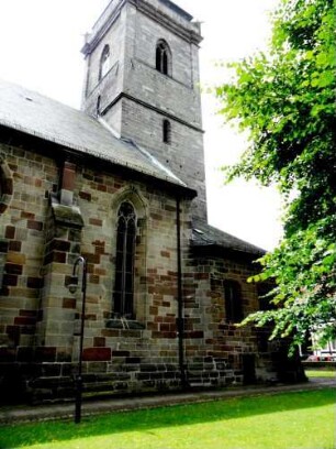 Stadtkirche - Kirchturm mit Langhausansatz von Nordnordosten über Kirchhof