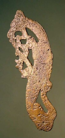 Vom Pferdegebiss. Flaches Seitenstück. An der Rückseite Öse. Löwe, in Schnörkel ausgehend, in seinem Rücken ein ebensolcher Hirsch (Teil einer Trense)