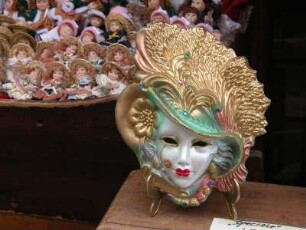 Maske : Karnevalmaske in einem Geschäft. Aufgenommen im Februar 2005. Foto: Uwe Gerig