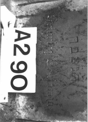 Grabstein 290 (Index: 100082309) Material: Sandstein Zustand: leicht verwittert Maße HxBxT: 125x57x24 cm Beschreibung: Stele, schräg eingezogener Rundbogenabschluß, Schriftfeld eingetieft: Grabstein 290A