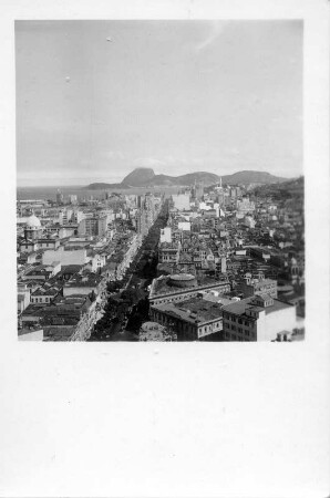 Rio de Janeiro. Blick aus dem Edificio do Jornal A Noite über die Avenida Rio Branco zur Guanabara-Bucht und zum Zuckerhut