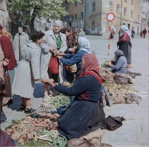 Bratislava. Marktszene : Bratislava. Marktfrauen und ihre Kundschaft, Mai 1957
