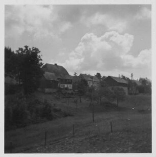 Sachsen? Landschaft. Blick gegen Wohnhäuser