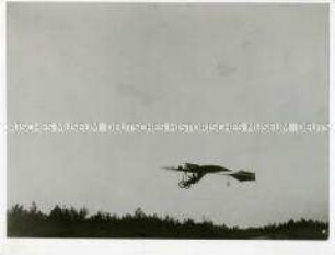 Ingenieur Hans Grade beim Flug am 17.10.1909