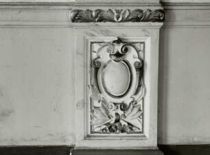 Dresden-Neustadt, Proschhübelstraße 8. Ehemalige Kaserne der Sowjetarmee (Stabsgebäude der 11. Gardepanzerdivision). 1. Obergeschoss, Mittelbau. Relief in einem Saal