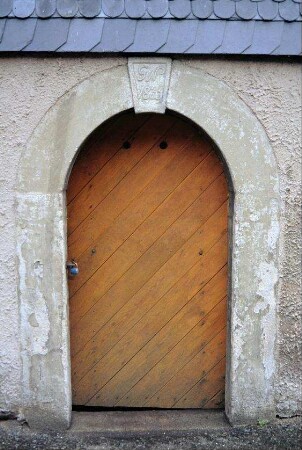 Pforte in einer überdachten Mauer mit Rundbogen und Schlussstein; Initialen und Jahreszahl 182(?)6