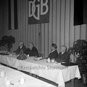 Deutscher Gewerkschaftsbund (DGB): Kreisverband Stormarn: Kreiskonferenz: Willi Schümann, Karl Gerlach, Kreisvorsitzender Hermann Bössow und Willi Prüm am Vorstandstisch