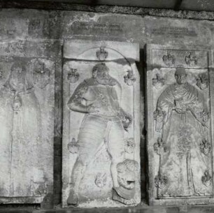 Gedenkplatte mit Bildnisrelief des Johann Dippold von von Grensing (gest. 1619) (links)