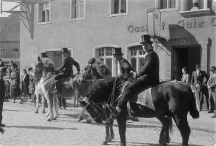 Osterreiter in Wittichenau. Osterritt in der Stadt. : Křižerjo w Kulowje. Procesion přez město.