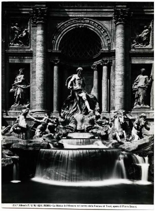 Fontana di Trevi, Rom Statue des Oceanus: Ansicht der Neptun-Statue auf dem Trevi-Brunnen auf einem Muschelwagen (nach Entwürfen Giovanni Battista Mainis)