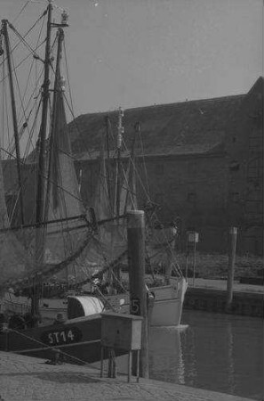 Tönning: Hafen mit Krabbenfischerboot