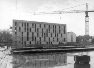 Baustelle Sächsische Landesbibliothek - Staats- und Universitätsbibliothek Dresden, Zentralbibliothek. Rohbau, Südriegel und Turmdrehkran 3, im Vordergrund späteres Gründach, Blick nach Südsüdwest : Dresden-Räcknitz, Zellescher Weg 18. Baustelle Sächsische Landesbibliothek - Staats- und Universitätsbibliothek Dresden, Zentralbibliothek. Rohbau, Südriegel und Turmdrehkran 3, im Vordergrund späteres Gründach, Blick nach Südsüdwest
