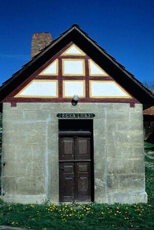 Backhaus (?); Inschrift über der Tür von 1857; Kassettentür