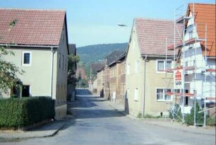 Bornstraße, die von Kleineutersdorf zur B 88 hin führt; Hausrenovierung