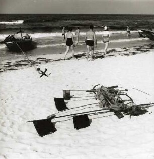 Zingst. Strand mit Gerät für Langleinenfischerei (Aalfang)