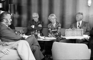 Breisach: Gruppen im Salon mit Maire Rey