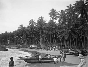 Colombo, Sri Lanka. Einheimische und Touristen am Strand