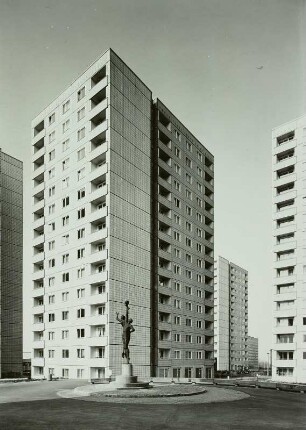 Studentenwohnheim und Skulptur "Ballspieler" : Dresden-Südvorstadt, Wundtstraße. Studentenwohnheime der TU (1969-1971; G. Hartmann, H. Burggraf, P. Schramm) mit Skulptur "Ballspieler" (wohl 1971; W. Landgraf)