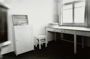Säuglingsheim. Küche mit Schränkchen, Hocker und Arbeitstisch