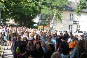 Bad Oldesloe: Kindervogelschießen: Am Bürgerpark, Blickrichtung Westen: Einzug auf den Exer: Festumzug Theodor-Mommsen-Schule Klassen 6c, 6d und 6f: im Hintergrund Jugendfreizeitstätte (JuZe): 13. Juli 2023