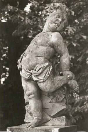 Putto: Gefühl : Putto im Ehrenhof (Westrand), Höhe 1,20m