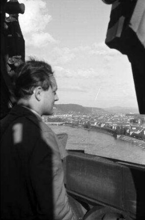 Basel: Blick vom Münster, Ausblick aus gotischem Fenster des Münsterturms mit Herrn Weisbrod