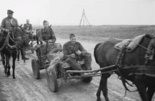 Zweiter Weltkrieg. Frontbilder. Sowjetunion. Konvoi der deutschen Wehrmacht mit Pferdefuhrwerken
