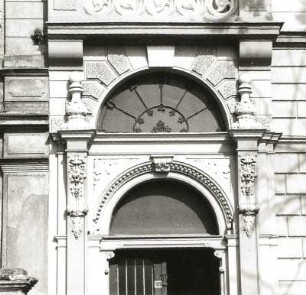 Cottbus, Karl-Liebknecht-Straße 109. Wohnhaus mit Einfriedung (um 1900). Portal, oberer Teil mit Bekrönung