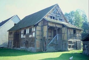 Scheune mit Treppenaufgang und Anbauten am Giebel
