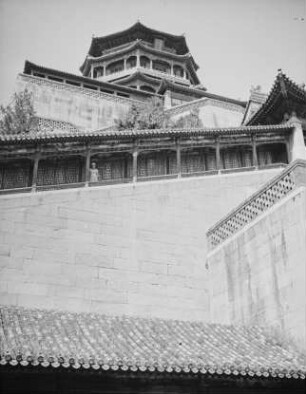 Reise nach China. Peking. Neuer Sommerpalast : Ansicht mit Wandelgang und Frau des Fotografen
