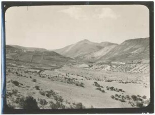 Das Tal von Salinas de Garcí Mendoza mit Bewässerungskulturen und Temporalfeldern und Blick auf den Cerro Coracora