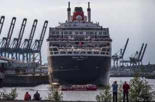 Steinwerder. Blick auf das festgemachte Kreuzfahrtschiff Queen Mary 2, eingerahmt von Kränen